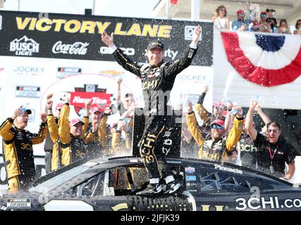 Plymouth, Wisconsin, USA. 3.. Juli 2022. Tyler Reddick, Fahrer des #8 3CHI Chevrolet, feiert in der Siegesspur nach dem Gewinn der NASCar Cup Series Kwik Trip 250 bei Road America am 03. Juli 2022 in Plymouth, Wisconsin. Ricky Bassman/Cal Sport Media/Alamy Live News Stockfoto