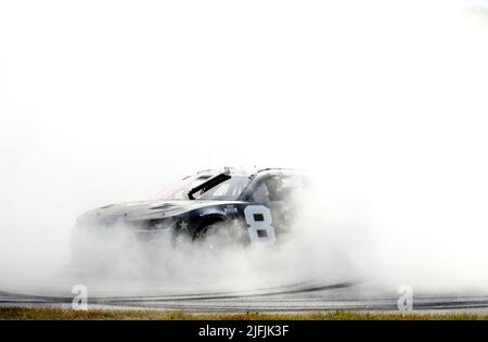 Plymouth, Wisconsin, USA. 3.. Juli 2022. Tyler Reddick, Fahrer des #8 3CHI Chevrolet, feiert am 03. Juli 2022 in Plymouth, Wisconsin, nach dem Gewinn der NASCar Cup Series Kwik Trip 250 bei Road America. Ricky Bassman/Cal Sport Media/Alamy Live News Stockfoto