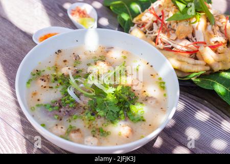 Hühnerbrei wird aus leicht geröstetem Reis gekocht, dann ist der Reis wirklich weich. Zu den Zutaten für Haferbrei gehören Reis, Shiitake-Pilze und Gemüse Stockfoto