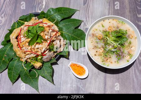 Hühnerbrei wird aus leicht geröstetem Reis gekocht, dann ist der Reis wirklich weich. Zu den Zutaten für Haferbrei gehören Reis, Shiitake-Pilze und Gemüse Stockfoto