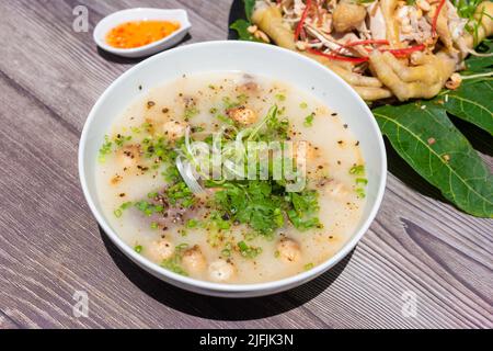 Hühnerbrei wird aus leicht geröstetem Reis gekocht, dann ist der Reis wirklich weich. Zu den Zutaten für Haferbrei gehören Reis, Shiitake-Pilze und Gemüse Stockfoto