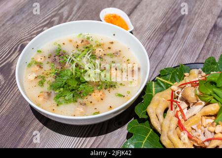 Hühnerbrei wird aus leicht geröstetem Reis gekocht, dann ist der Reis wirklich weich. Zu den Zutaten für Haferbrei gehören Reis, Shiitake-Pilze und Gemüse Stockfoto