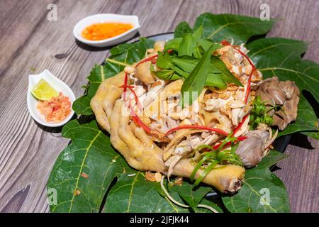 Hühnerbrei wird aus leicht geröstetem Reis gekocht, dann ist der Reis wirklich weich. Zu den Zutaten für Haferbrei gehören Reis, Shiitake-Pilze und Gemüse Stockfoto