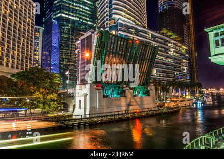 Miami River Water Night Open Brickell Avenue Bridge Gebäude Downtown Wolkenkratzer Riverwalk Miami Florida Stockfoto