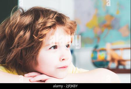Kind macht sich bereit für die Schule. Grundschule Klassenzimmer. Heimschule für Schüler Stockfoto