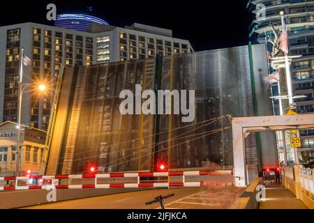 Miami River Water Night Open Brickell Avenue Bridge Gebäude Downtown Wolkenkratzer Riverwalk Miami Florida Stockfoto
