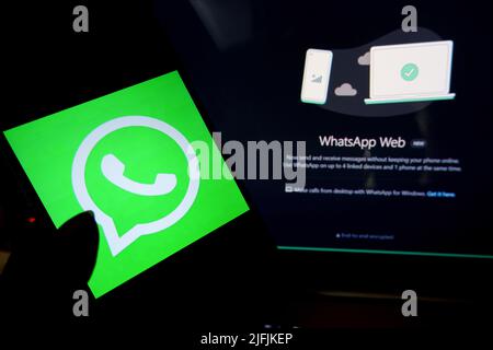 Indien. 03.. Juli 2022. In dieser Abbildung ist ein WhatsApp-Logo auf einem Smartphone mit einem WhatsApp-Web im Hintergrund zu sehen. (Foto: Avishek das/SOPA Images/Sipa USA) Quelle: SIPA USA/Alamy Live News Stockfoto