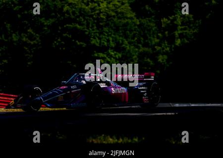 Lexington, OH, USA. 3.. Juli 2022. HELIO CASTRONEVES (06) aus Sao Paulo, Brasilien, fährt während der Honda Indy 200 auf der Mid Ohio Sports Car Course in Lexington OH durch die Kurven. (Bild: © Walter G. Arce Sr./ZUMA Press Wire) Bild: ZUMA Press, Inc./Alamy Live News Stockfoto