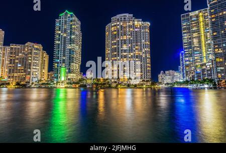 Farbenfrohe Miami River Water Reflections Nacht Apartment Gebäude Downtown Riverwalk Miami Florida Stockfoto