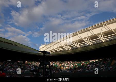 London, Großbritannien. 3.. Juli 2022, All England Lawn Tennis and Croquet Club, London, England; Wimbledon Tennisturnier; Sonne geht über Platz 1 Credit: Action Plus Sports Images/Alamy Live News Stockfoto