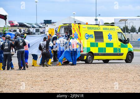 London, Großbritannien. 3.. Juli 2022. Alfa Romeos chinesischer Fahrer Zhou Guanyu wird medizinisch behandelt, da er nach einem Unfall beim Start des britischen Formel-1-Grand-Prix auf der Silverstone-Rennstrecke in Silverstone, Großbritannien, am 3. Juli 2022 auf die Strecke gebracht wird. Quelle: Qian Jun/Xinhua/Alamy Live News Stockfoto