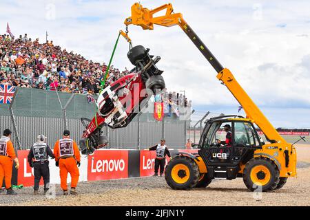 London, Großbritannien. 3.. Juli 2022. Stewards entfernen das abgestürzte Auto von Alfa Romeos chinesischem Fahrer Zhou Guanyu nach einem Unfall beim Start des britischen Formel-1-Grand-Prix auf der Silverstone-Rennstrecke in Silverstone, Großbritannien, am 3. Juli 2022 von den Barrieren. Quelle: Qian Jun/Xinhua/Alamy Live News Stockfoto