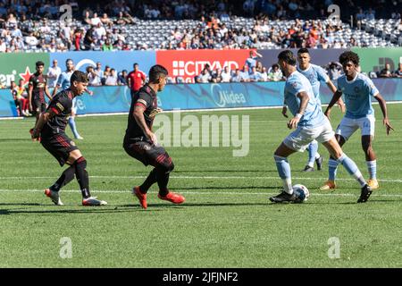 New York, NY - 3. Juli 2022: Valentin Castellanos (11) von NYCFC kontrolliert den Ball während des regulären MLS-Spiels gegen Atlanta United im Yankee-Stadion Stockfoto