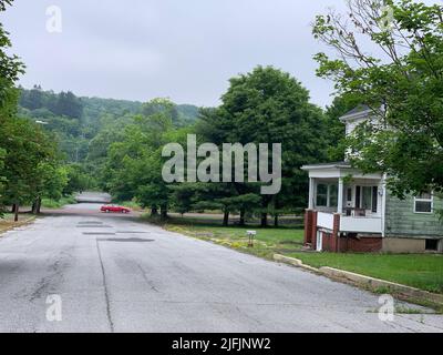 Centralia, USA. 17.. Juni 2022. Das Haus von Harold Mervine liegt an einer Straße in Centralia. Als das tödliche Feuer im Bergbaugebiet Centralia ausbrach, war Harold Mervine noch nicht einmal ein Teenager. Heute lebt er allein in dem Haus, das sein Großvater vor mehr als 100 Jahren gebaut hat. Ein Kohlefeuer hatte die einst blühende Stadt im US-Bundesstaat Pennsylvania in eine Geisterstadt verwandelt. Kredit: Benno Schwinghammer/dpa/Alamy Live Nachrichten Stockfoto