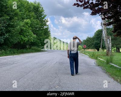 Centralia, USA. 17.. Juni 2022. Harold Mervine geht eine Straße in Centralia entlang. Als das tödliche Feuer im Bergbaugebiet Centralia ausbrach, war er noch nicht einmal ein Teenager. Heute lebt er hier allein in einem Haus, das sein Großvater vor mehr als 100 Jahren gebaut hat. Ein Kohlefeuer hatte die einst blühende Stadt im US-Bundesstaat Pennsylvania in eine Geisterstadt verwandelt. (Um dpa zu berichten: „Geisterstadt über einem Inferno“) Quelle: Benno Schwinghammer/dpa/Alamy Live News Stockfoto