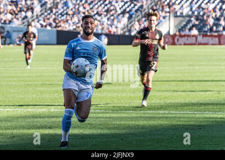 New York, NY - 3. Juli 2022: Valentin Castellanos (11) von NYCFC jagt den Ball während des regulären MLS-Spiels gegen Atlanta United im Yankee-Stadion Stockfoto