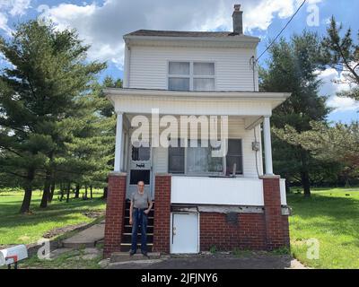 Centralia, USA. 17.. Juni 2022. Harold Mervine steht vor seinem Haus in Centralia. Als das tödliche Feuer im Bergbaugebiet Centralia ausbrach, war er noch nicht einmal ein Teenager. Heute lebt er allein in dem Haus, das sein Großvater vor mehr als 100 Jahren gebaut hat. Ein Kohlefeuer hatte die einst blühende Stadt im US-Bundesstaat Pennsylvania in eine Geisterstadt verwandelt. (Um dpa zu berichten: „Geisterstadt über einem Inferno“) Quelle: Benno Schwinghammer/dpa/Alamy Live News Stockfoto