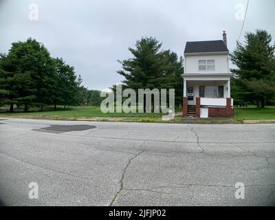 Centralia, USA. 17.. Juni 2022. Das Haus von Harold Mervine liegt an einer Straße in Centralia. Als das tödliche Feuer im Bergbaugebiet Centralia ausbrach, war Harold Mervine noch nicht einmal ein Teenager. Heute lebt er allein in dem Haus, das sein Großvater vor mehr als 100 Jahren gebaut hat. Ein Kohlefeuer hatte die einst blühende Stadt im US-Bundesstaat Pennsylvania in eine Geisterstadt verwandelt. (Um dpa zu berichten: „Geisterstadt über einem Inferno“) Quelle: Benno Schwinghammer/dpa/Alamy Live News Stockfoto