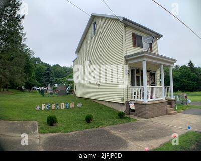 Centralia, USA. 17.. Juni 2022. „Freiheit“ steht in großen Buchstaben neben einem Haus in der Geisterstadt Centralia. Nach der letzten Volkszählung leben hier noch fünf Menschen. Ein Kohlefeuer hatte die einst blühende Stadt im US-Bundesstaat Pennsylvania in eine Geisterstadt verwandelt. Kredit: Benno Schwinghammer/dpa/Alamy Live Nachrichten Stockfoto