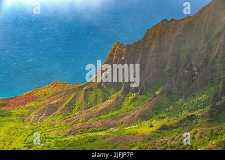 Steile erodierte Klippen in einem Green Coastal Valley im Kalalau Valley auf Kauai Stockfoto