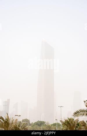 Ein Hochhaus in Kuwait City während eines Staubsturms mit schlechter Sicht Stockfoto