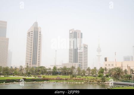 Blick auf die Innenstadt von Kuwait City vom Al Shaheed Park Stockfoto