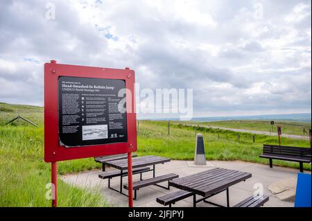 Fort Macleod, Alberta - 2. Juli 2022: Einfahrtsschilder für das vom Kopf zertrümmerte Buffalo Jump-Weltkulturerbe. Stockfoto