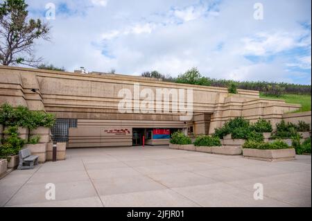 Fort Macleod, Alberta - 2. Juli 2022: Haupteingang zum Museum am Head-Smashed-in Buffalo Jump im Süden Albertas. Stockfoto