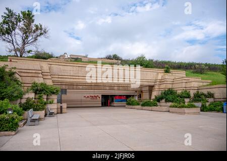 Fort Macleod, Alberta - 2. Juli 2022: Haupteingang zum Museum am Head-Smashed-in Buffalo Jump im Süden Albertas. Stockfoto