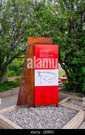 Fort Macleod, Alberta - 2. Juli 2022: Interpretave Trail-Schild am Head-Smashed-in Buffalo Jump im Süden Albertas. Stockfoto