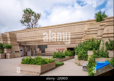 Fort Macleod, Alberta - 2. Juli 2022: Haupteingang zum Museum am Head-Smashed-in Buffalo Jump im Süden Albertas. Stockfoto