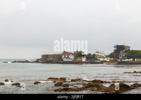 Fernansicht von Dun Laoghaire, Dublin County, Irland, an einem bewölkten Tag Stockfoto