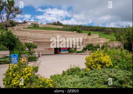 Fort Macleod, Alberta - 2. Juli 2022: Haupteingang zum Museum am Head-Smashed-in Buffalo Jump im Süden Albertas. Stockfoto