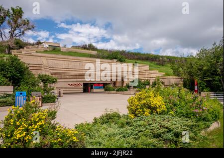 Fort Macleod, Alberta - 2. Juli 2022: Haupteingang zum Museum am Head-Smashed-in Buffalo Jump im Süden Albertas. Stockfoto