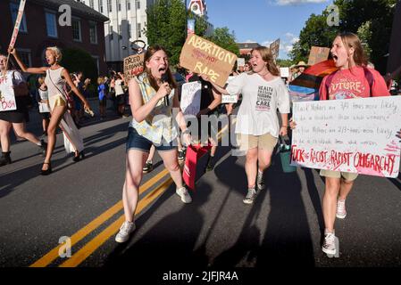 Frauen protestieren gegen das Urteil des Obersten Gerichtshofs der USA, mit dem Roe V. Wade in einer Parade am 4.. Juli in Montpelier, Vermont, USA (3. Juli) umgestartet wurde. Stockfoto