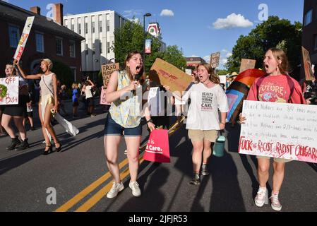 Frauen protestieren gegen das Urteil des Obersten Gerichtshofs der USA, mit dem Roe V. Wade in einer Parade am 4.. Juli in Montpelier, Vermont, USA (3. Juli) umgestartet wurde. Stockfoto