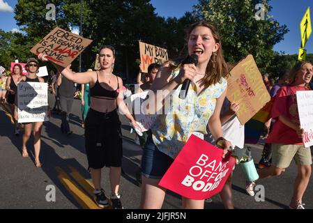 Frauen protestieren gegen das Urteil des Obersten Gerichtshofs der USA, mit dem Roe V. Wade in einer Parade am 4.. Juli in Montpelier, Vermont, USA (3. Juli) umgestartet wurde. Stockfoto