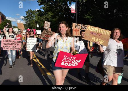 Frauen protestieren gegen das Urteil des Obersten Gerichtshofs der USA, mit dem Roe V. Wade in einer Parade am 4.. Juli in Montpelier, Vermont, USA (3. Juli) umgestartet wurde. Stockfoto