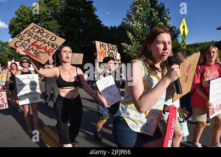 Frauen protestieren gegen das Urteil des Obersten Gerichtshofs der USA, mit dem Roe V. Wade in einer Parade am 4.. Juli in Montpelier, Vermont, USA (3. Juli) umgestartet wurde. Stockfoto