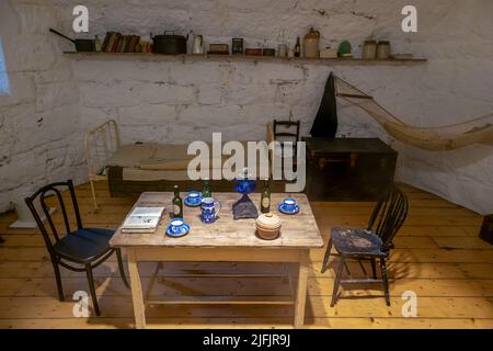 Dublin, Irland - 5. Juni 2022: Im Martello-Turm befinden sich James Joyce Erinnerungsstücke, in denen sich der Autor aufhielt und sein Roman Ulysses beginnt. Stockfoto