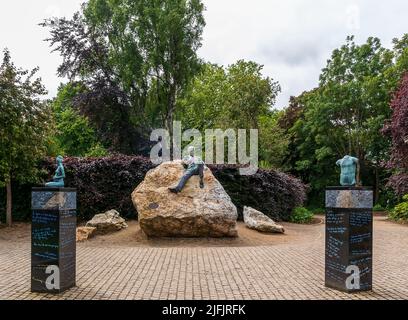 Dublin, Irland - 6. Juni 2022: Oscar Wilde Memorial Sculpture im Merrion Square Park, Dublin, Irland, erstellt von Danny Osborne Stockfoto