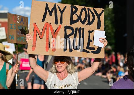 Frauen protestieren gegen das Urteil des Obersten Gerichtshofs der USA, mit dem Roe V. Wade in einer Parade am 4.. Juli in Montpelier, Vermont, USA (3. Juli) umgestartet wurde. Stockfoto