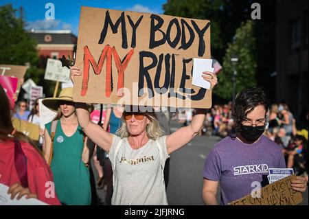 Frauen protestieren gegen das Urteil des Obersten Gerichtshofs der USA, mit dem Roe V. Wade in einer Parade am 4.. Juli in Montpelier, Vermont, USA (3. Juli) umgestartet wurde. Stockfoto