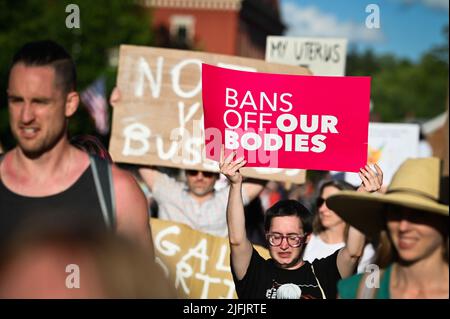 Frauen protestieren gegen das Urteil des Obersten Gerichtshofs der USA, mit dem Roe V. Wade in einer Parade am 4.. Juli in Montpelier, Vermont, USA (3. Juli) umgestartet wurde. Stockfoto