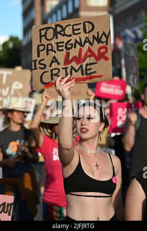 Frauen protestieren gegen das Urteil des Obersten Gerichtshofs der USA, mit dem Roe V. Wade in einer Parade am 4.. Juli in Montpelier, Vermont, USA (3. Juli) umgestartet wurde. Stockfoto