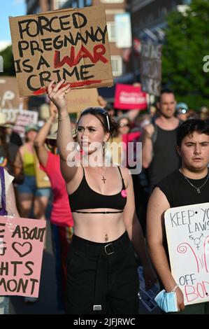 Frauen protestieren gegen das Urteil des Obersten Gerichtshofs der USA, mit dem Roe V. Wade in einer Parade am 4.. Juli in Montpelier, Vermont, USA (3. Juli) umgestartet wurde. Stockfoto