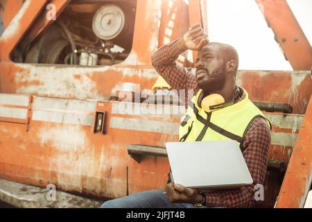 Müde Stress Arbeitnehmer Schweiß von hart arbeitenden unruhig Risiko von Gesundheitsproblem Kopfschmerzen und Schlaganfall-Syndrom. Stockfoto