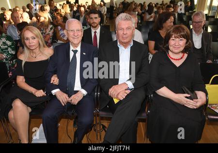 München, Deutschland. 03.. Juli 2022. Sarit Semah (l-r), Partner von Reuven Rivlin, dem ehemaligen Präsidenten Israels, Dieter Reiter, Bürgermeister von München, und seine Frau Petra Reiter feiern bei der Sommernacht der Jüdischen Kulturtage 36. im Literaturhaus. Quelle: Felix Hörhager/dpa/Alamy Live News Stockfoto