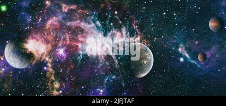 Weltraumszene mit Planeten, Sternen und Galaxien. Spiralgalaxie im Weltraum. Sterne eines Planeten und einer Galaxie im freien Raum. Elemente dieses Bildes furniss Stockfoto