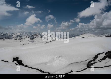 Panoramablick vom Berg Elbrus im Sommer Stockfoto